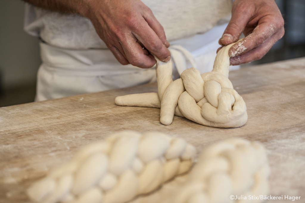 Sorgfältige Handarbeit bei Bäckerei Hager